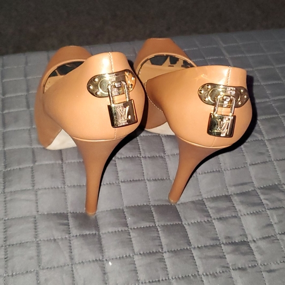 Louis Vuitton Oh Really Tan Leather Heels w/Lock - Picture 2 of 4